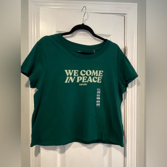 NWT Levi’s Size XL We Come In Peace Green Cotton Cropped Short Sleeve Tee Shirt - Picture 1 of 10